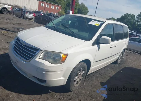 2010 Chrysler Town & Country Touring z USA, uszkodzony, nr VIN 2A4RR5D1XAR337192